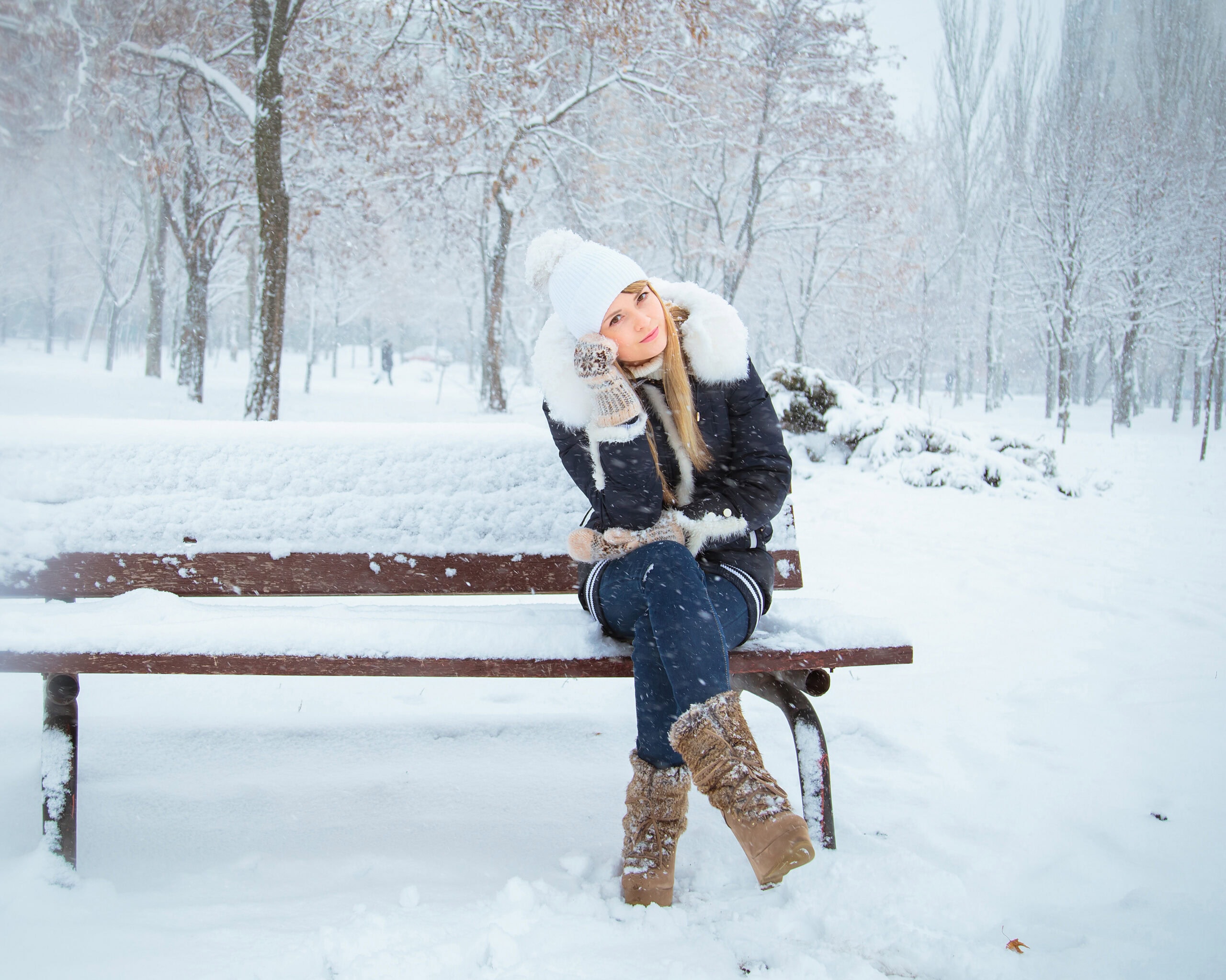 Young,beautiful,blonde,girl,sitting,on,a,bench,in,a